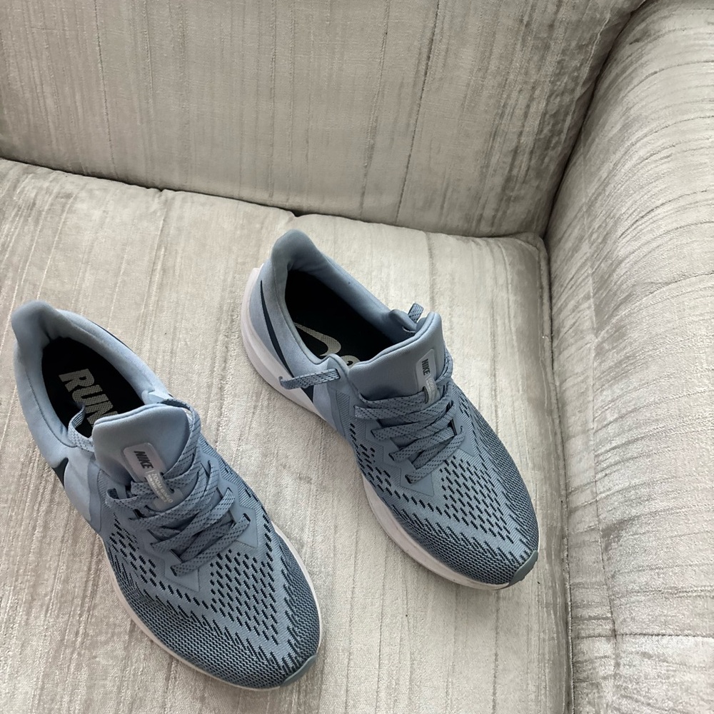 Nike Men's Gray Athletic Shoes